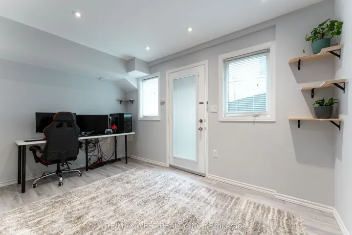 28 Shining Star Crescent, Toronto W04, ON M6M 5L6