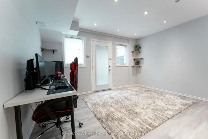 28 Shining Star Crescent, Toronto W04, ON M6M 5L6