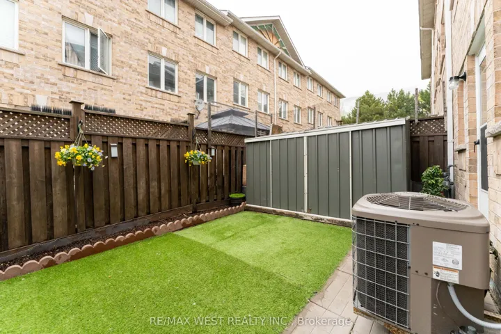 28 Shining Star Crescent, Toronto W04, ON M6M 5L6