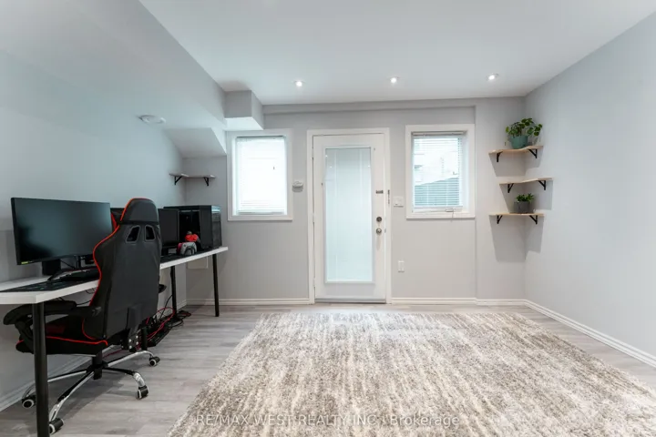 28 Shining Star Crescent, Toronto W04, ON M6M 5L6