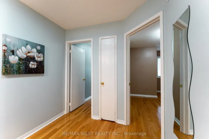28 Shining Star Crescent, Toronto W04, ON M6M 5L6