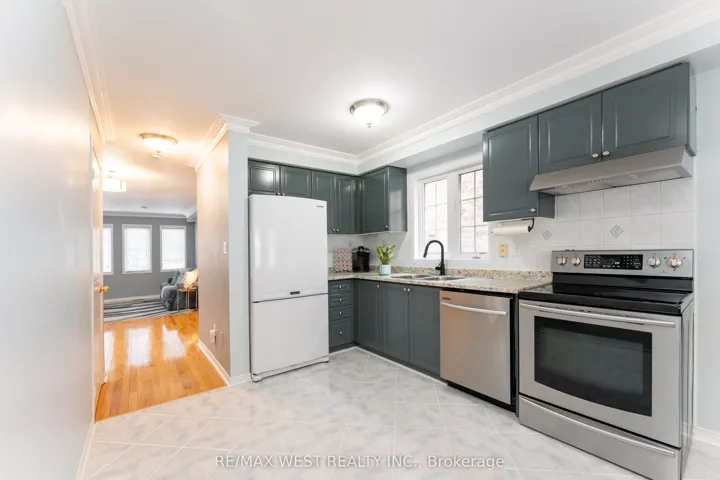 28 Shining Star Crescent, Toronto W04, ON M6M 5L6