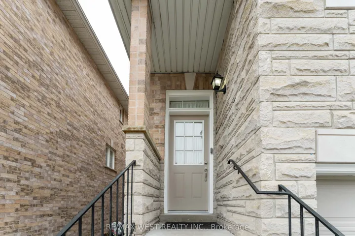28 Shining Star Crescent, Toronto W04, ON M6M 5L6