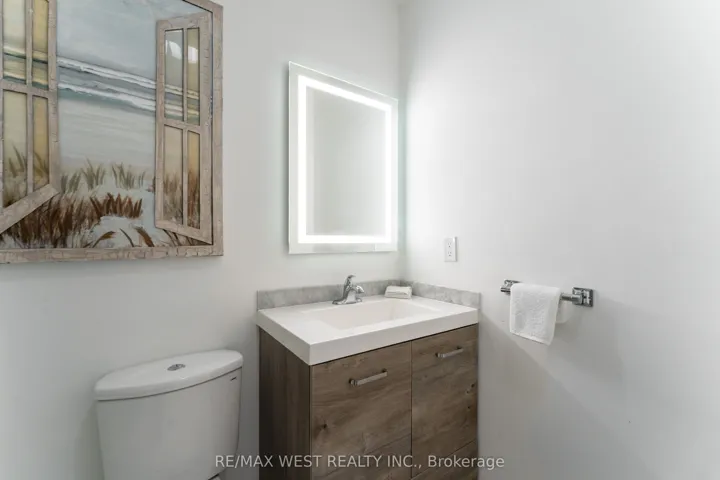 28 Shining Star Crescent, Toronto W04, ON M6M 5L6