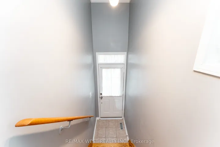 28 Shining Star Crescent, Toronto W04, ON M6M 5L6