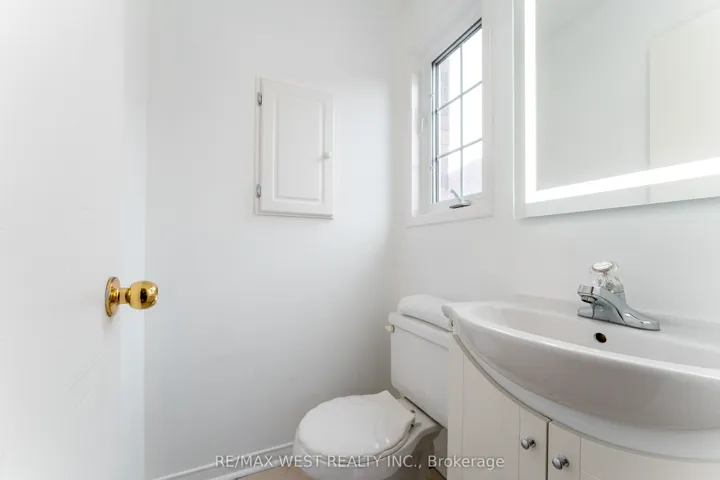 28 Shining Star Crescent, Toronto W04, ON M6M 5L6