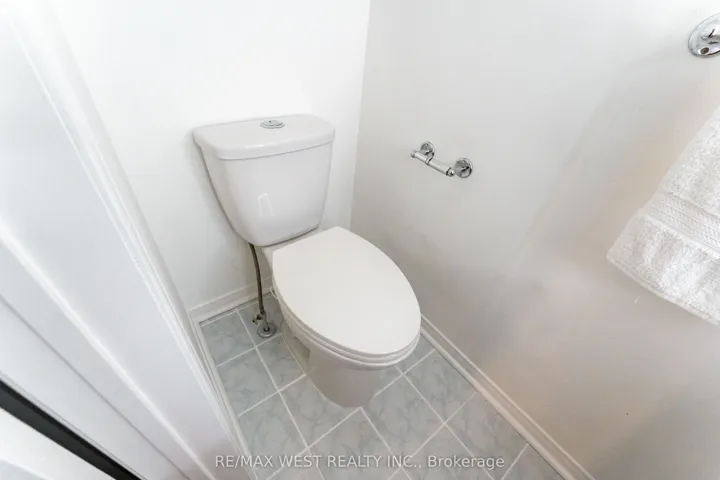 28 Shining Star Crescent, Toronto W04, ON M6M 5L6