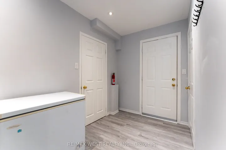 28 Shining Star Crescent, Toronto W04, ON M6M 5L6