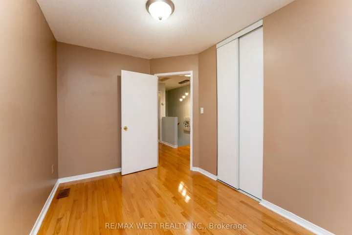 28 Shining Star Crescent, Toronto W04, ON M6M 5L6