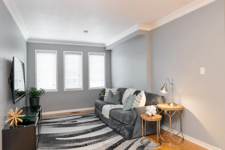 28 Shining Star Crescent, Toronto W04, ON M6M 5L6
