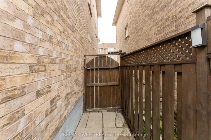 28 Shining Star Crescent, Toronto W04, ON M6M 5L6