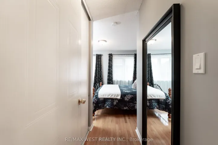28 Shining Star Crescent, Toronto W04, ON M6M 5L6
