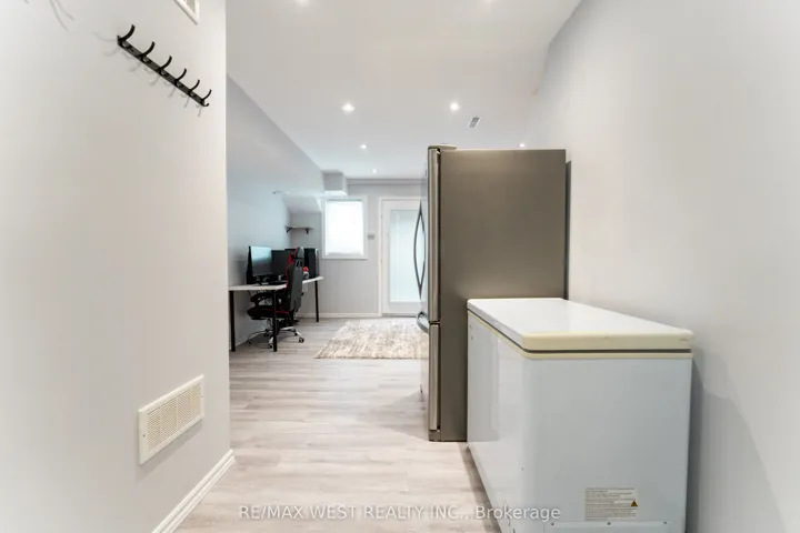 28 Shining Star Crescent, Toronto W04, ON M6M 5L6