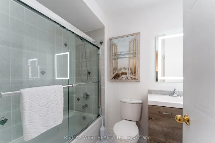 28 Shining Star Crescent, Toronto W04, ON M6M 5L6