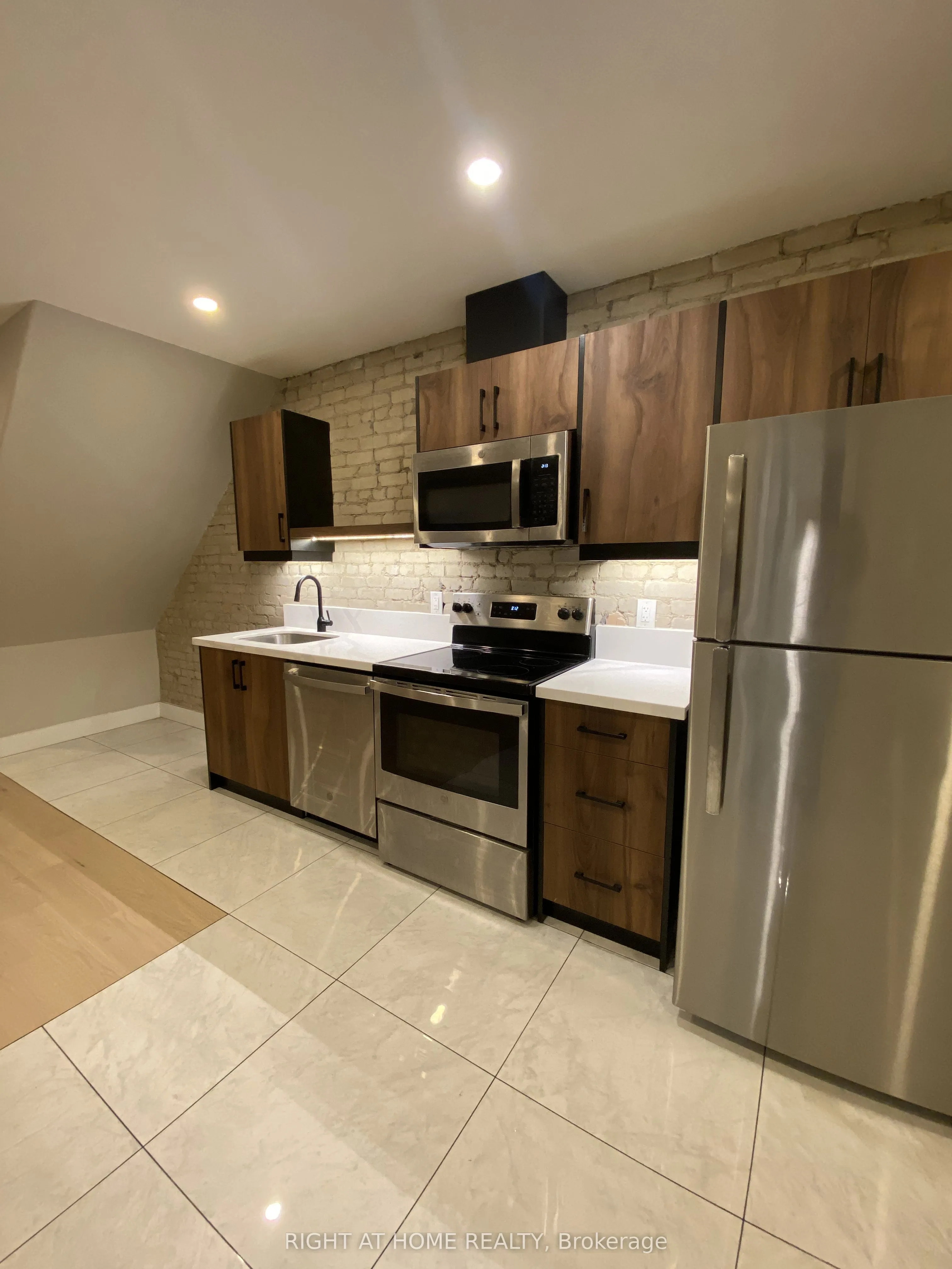Multiplex For Lease | W13140728