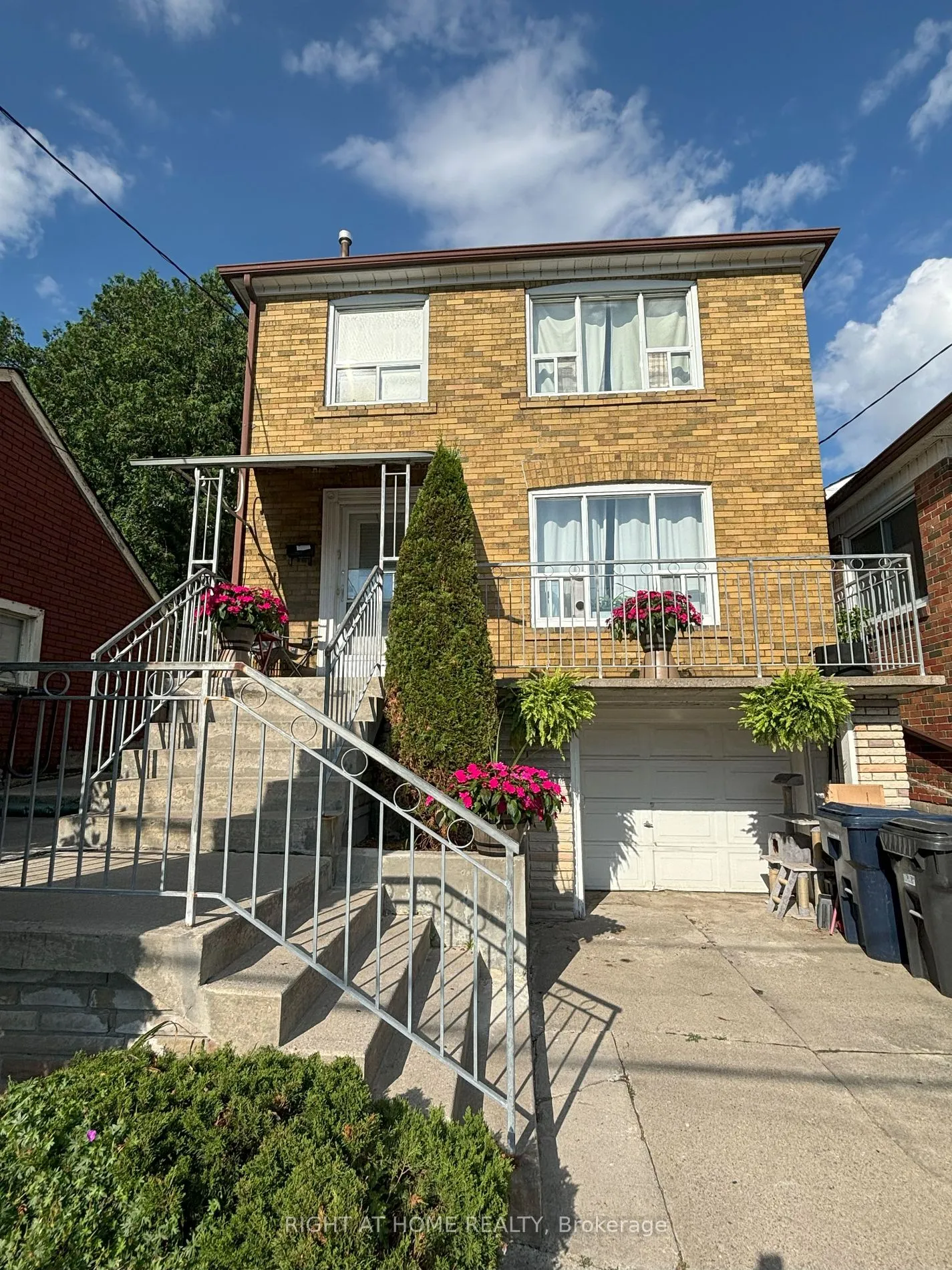 Detached Home For Sale | W9035950