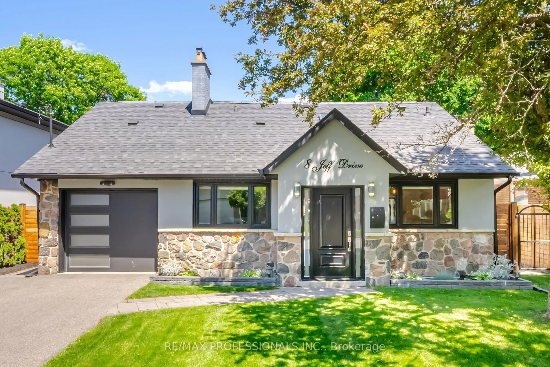 Detached Home For Sale | W9257399