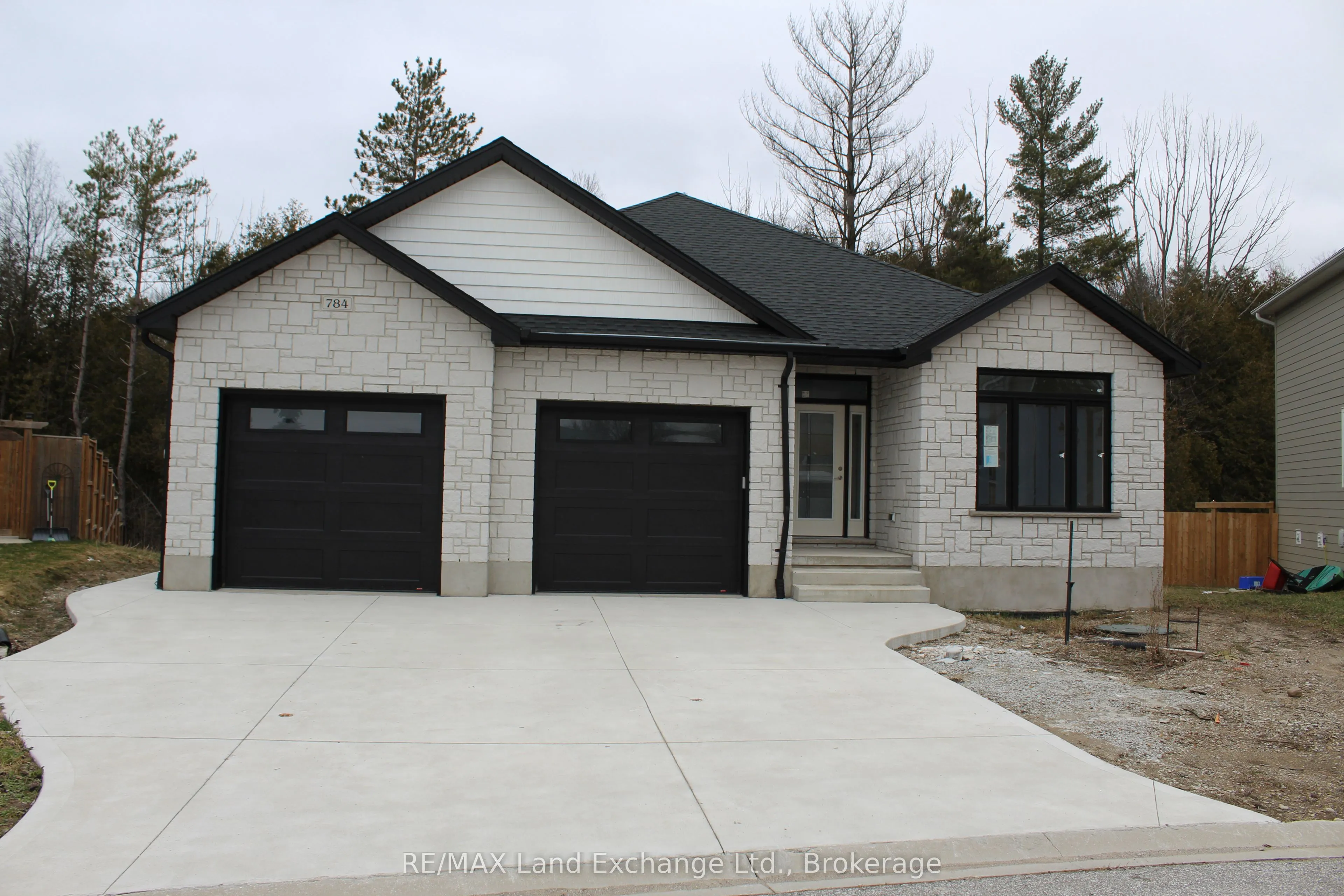 Detached Home For Sale | X10845637