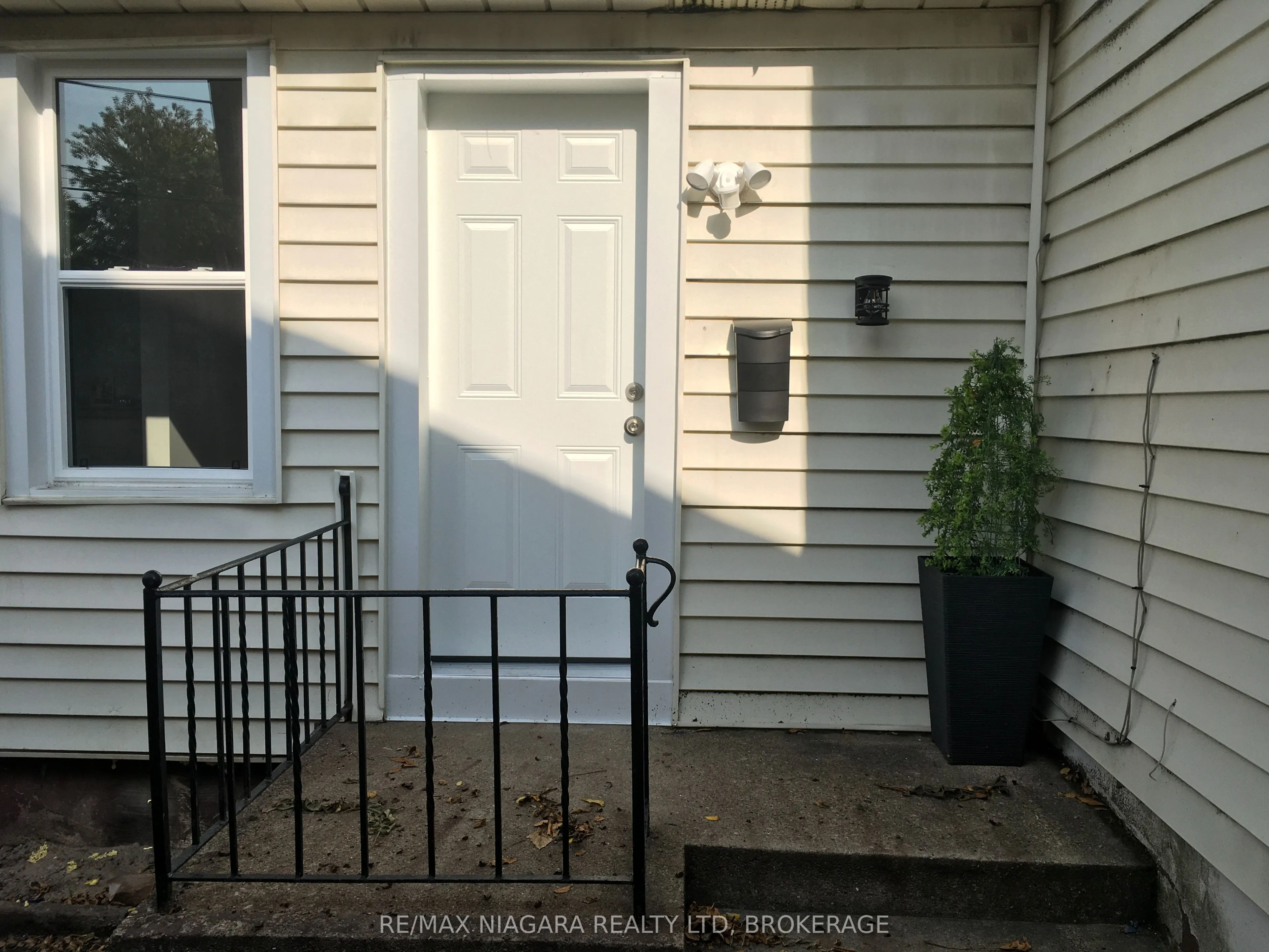 Semi-Detached Home For Lease | X12580412