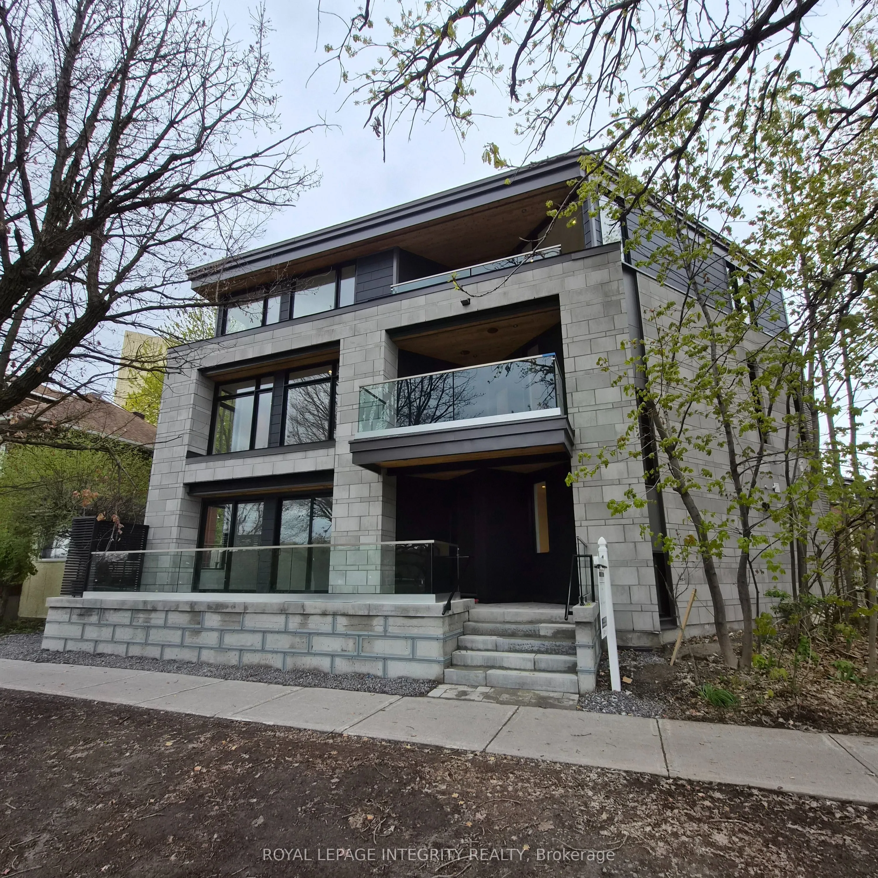 Detached Home For Sale | X12896862