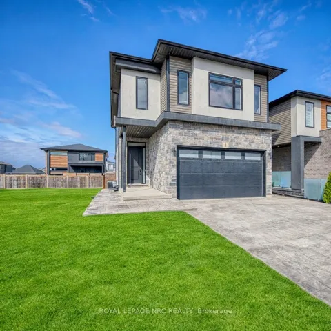 Lovely front facade, grass-virtually enhanced