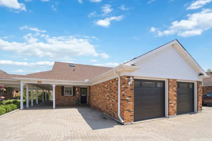 End unit bungalow townhome with 3 full bathrooms!