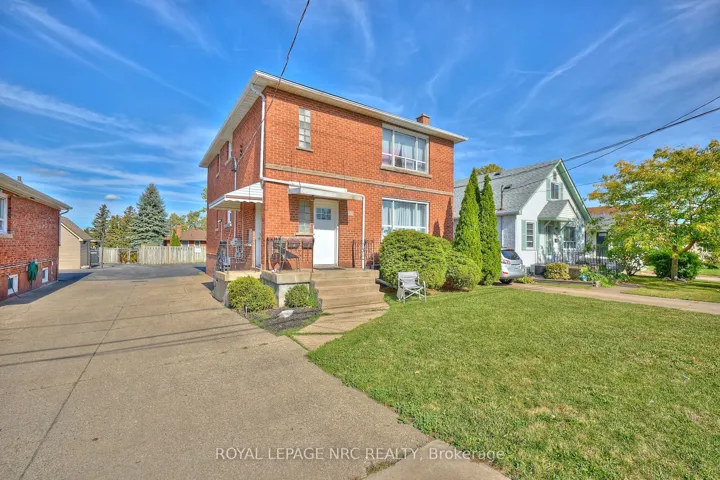 LEGAL TRIPLEX IN GREAT RESIDENTIAL NEIGHBORHOOD...