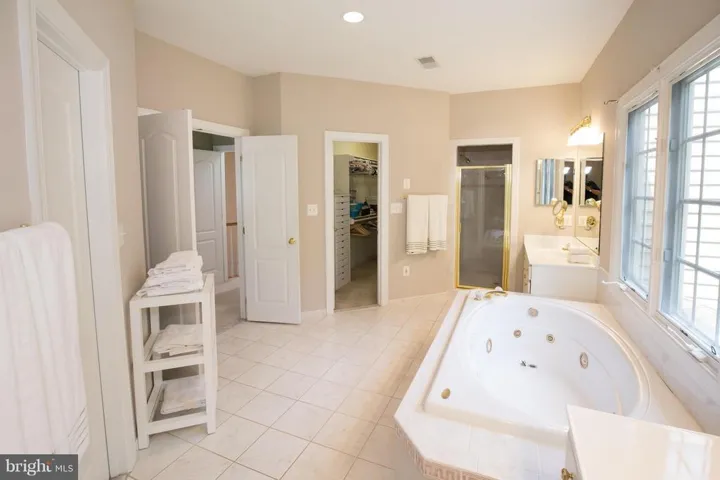 10223 Woodvale Pond Dr, Fairfax Station, Virginia 22039