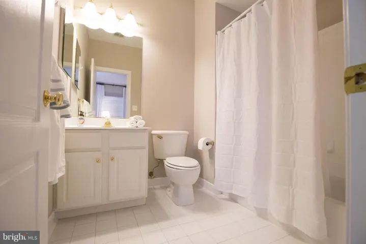 10223 Woodvale Pond Dr, Fairfax Station, Virginia 22039