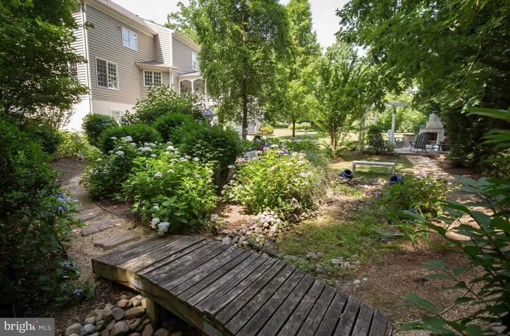 10223 Woodvale Pond Dr, Fairfax Station, Virginia 22039