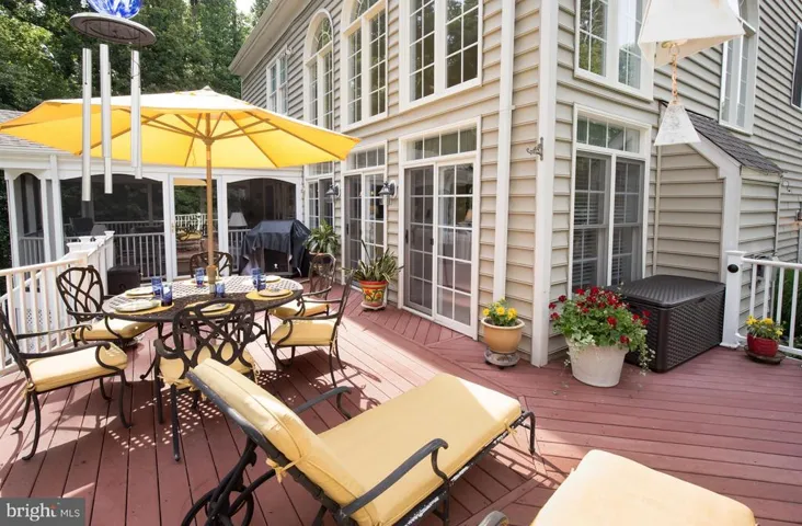 10223 Woodvale Pond Dr, Fairfax Station, Virginia 22039