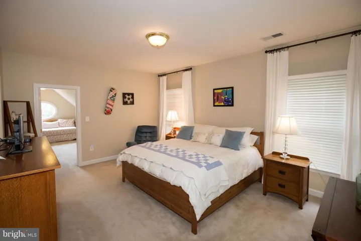10223 Woodvale Pond Dr, Fairfax Station, Virginia 22039