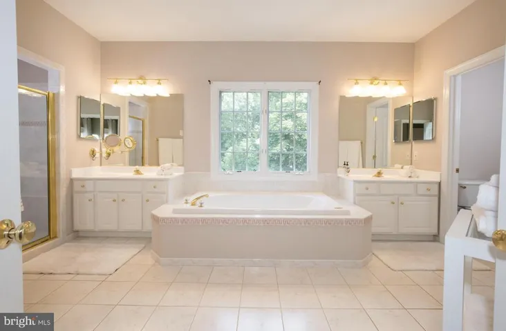 10223 Woodvale Pond Dr, Fairfax Station, Virginia 22039