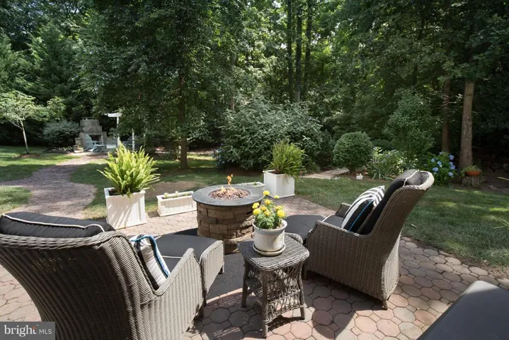 10223 Woodvale Pond Dr, Fairfax Station, Virginia 22039