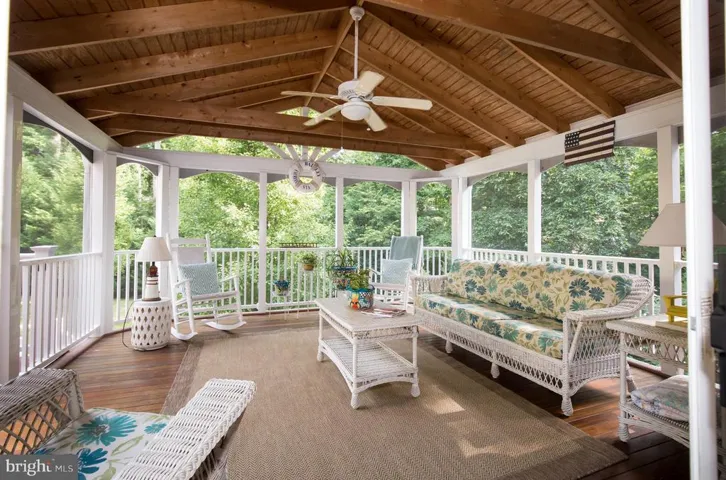 10223 Woodvale Pond Dr, Fairfax Station, Virginia 22039