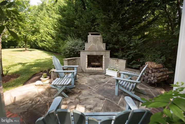 10223 Woodvale Pond Dr, Fairfax Station, Virginia 22039