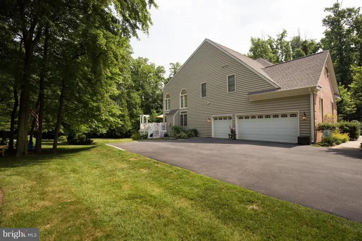 10223 Woodvale Pond Dr, Fairfax Station, Virginia 22039