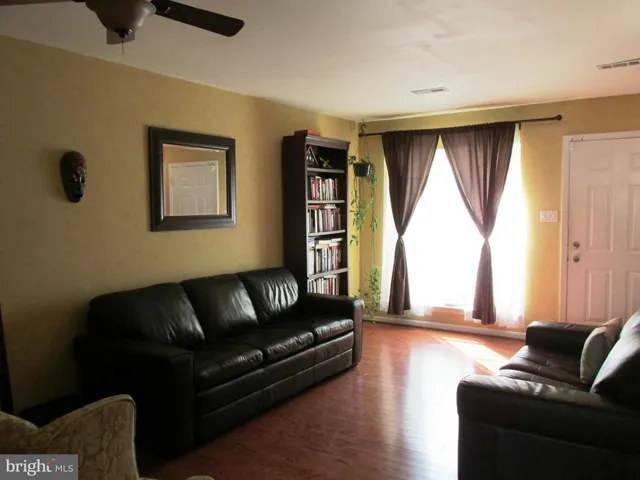 142 Edinburgh Sq, Sterling, Virginia 20164