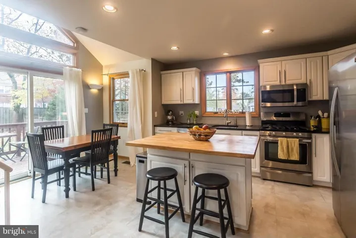 7327 Elmwood Dr, Falls Church, Virginia 22042