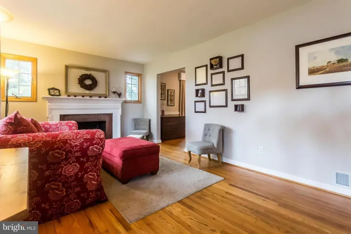 7327 Elmwood Dr, Falls Church, Virginia 22042