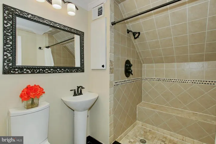 3227 Annandale Rd, Falls Church, Virginia 22042