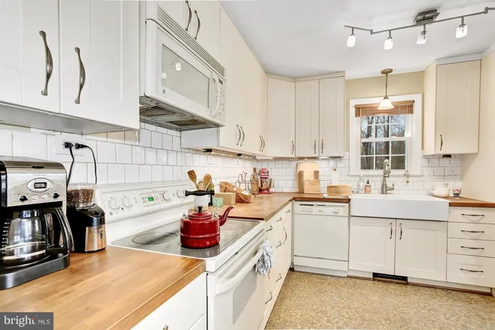 636 Walker Rd, Great Falls, Virginia 22066
