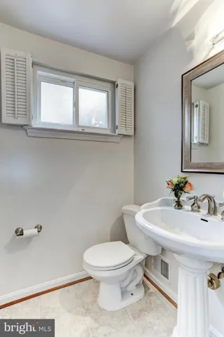 7501 Venice Ct, Falls Church, Virginia 22043