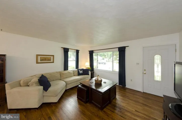 10819 Woodhaven Dr, Fairfax, Virginia 22030
