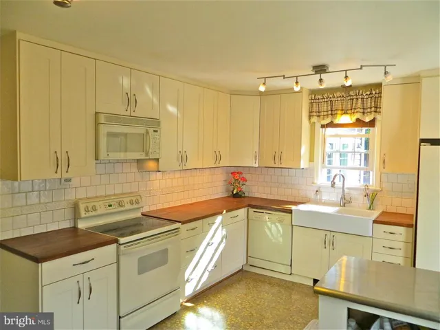 636 Walker Rd, Great Falls, Virginia 22066