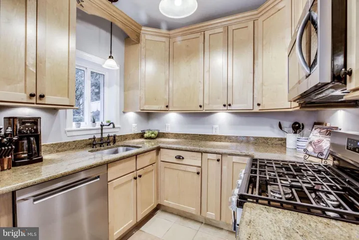 16 Masonic View Ave E, Alexandria, Virginia 22301