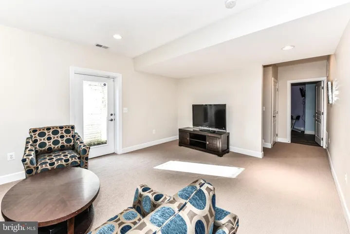 910 Desale St Sw, Vienna, Virginia 22180