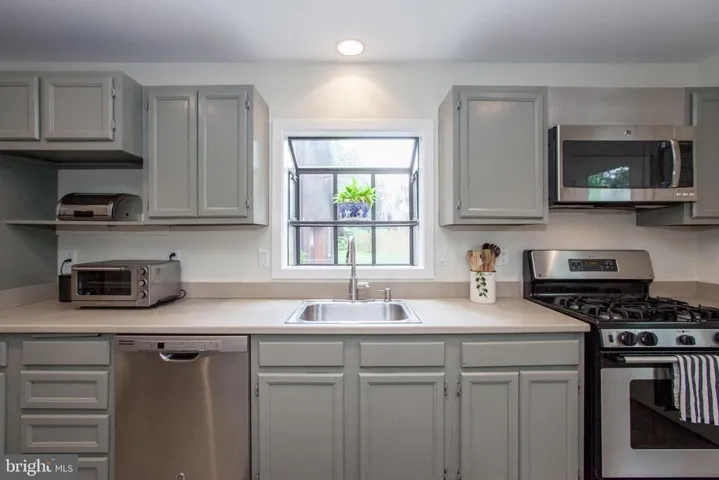 3132 Annandale Rd, Falls Church, Virginia 22042