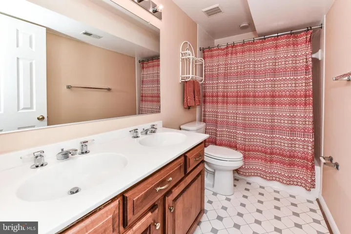 9425 Lakeside Dr, Vienna, Virginia 22182