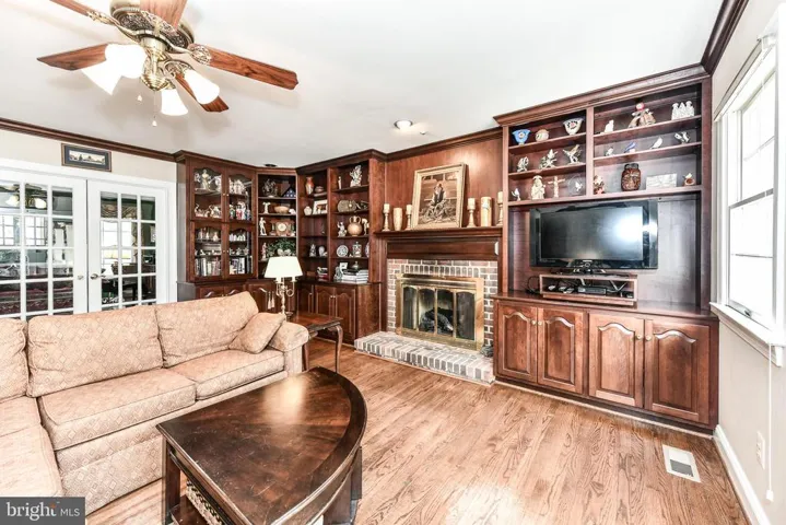 9425 Lakeside Dr, Vienna, Virginia 22182